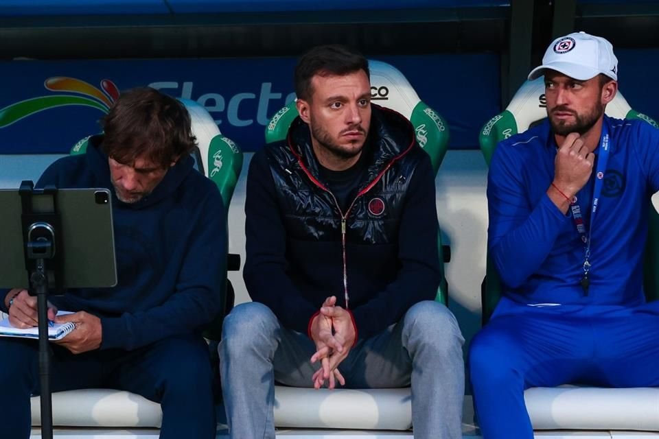 Martín Anselmi terminó viajando solo a Portugal, mientras el resto de sus asistentes decidieron dar marcha atrás ante amenaza de Cruz Azul.