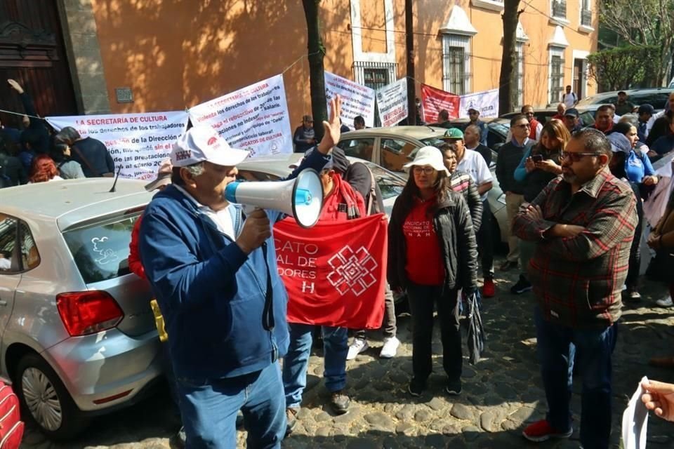 Pertenecientes a una docena de organizaciones del sector central de la SC, el INAH y el INBAL, los manifestantes exigen una reunión con la titular de la Secretaría de Cultura, Claudia Curiel de Icaza.