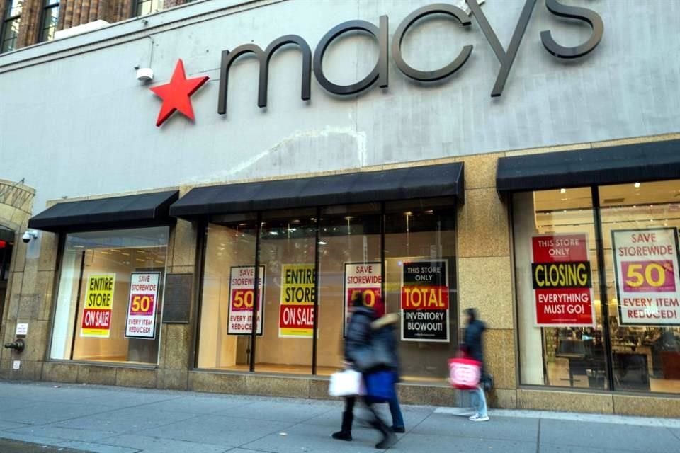 Macy's se encuentra entre docenas de minoristas tradicionales que están cerrando tiendas rápidamente en Estados Unidos.