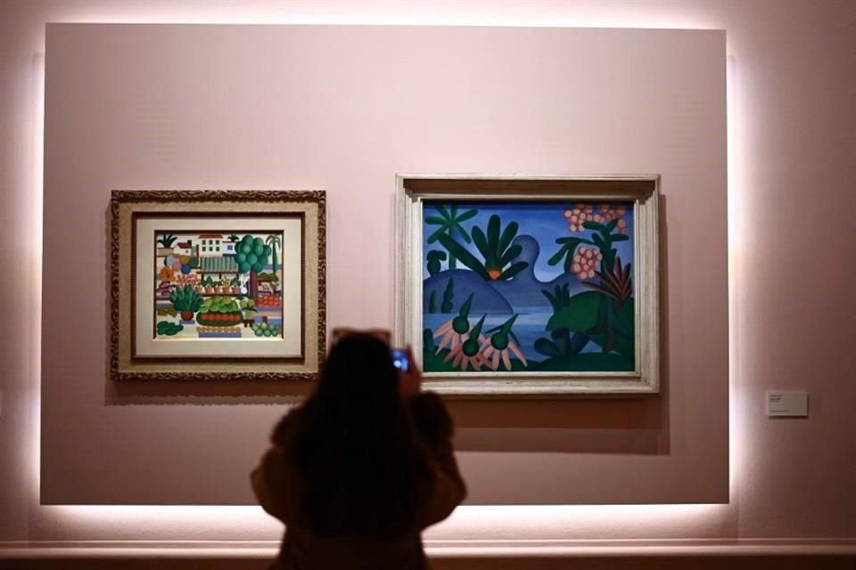 De Tarsila do Amaral se exhiben 'Mercado II (1925)' y 'Lago (1928)' en la muestra 'Brasil, el nacimiento del Modernismo', que permanecerá en exhibición hasta abril en la Royal Academy of Arts.