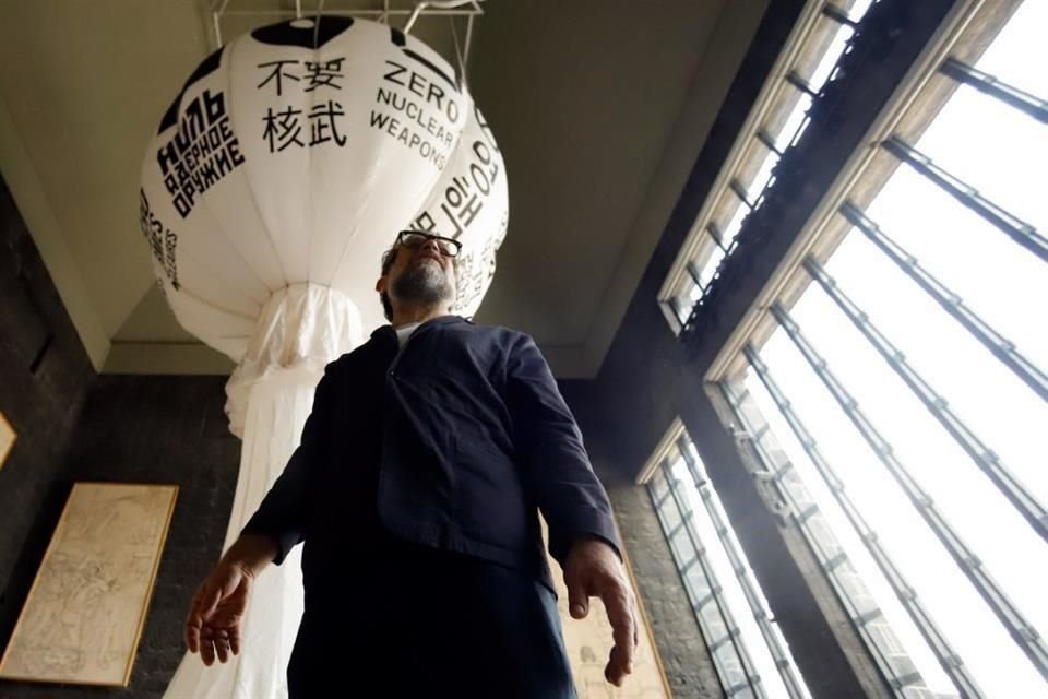 El artista Pedro Reyes frente a su escultura 'Zero Nukes (2020)' que presentó en el Museo Anahuacalli el año pasado en el marco de la exposición 'Amnesia Atómica'.