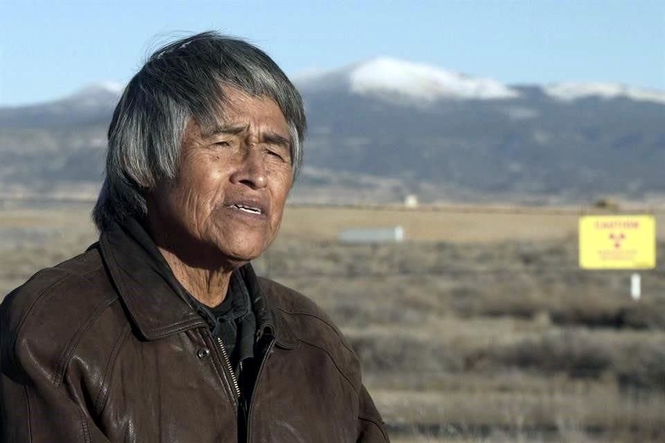 'Bajo la nube' marca el debut de Pedro Reyes en el cine documental. Mediante entrevistas e imágenes de archivo, aborda el abuso hacia pueblos indígenas de Nuevo México por el 'colonialismo nuclear'.