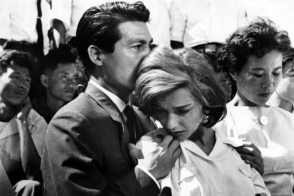 El cortometraje de Pedro Reyes llega a MUBI enmarcado en un especial titulado 'Bajo la nube: El cine contra la bomba', que el propio artista curó e incluye títulos como 'Hiroshima mon amour (1959)', filme del director francés Alain Resnais. 