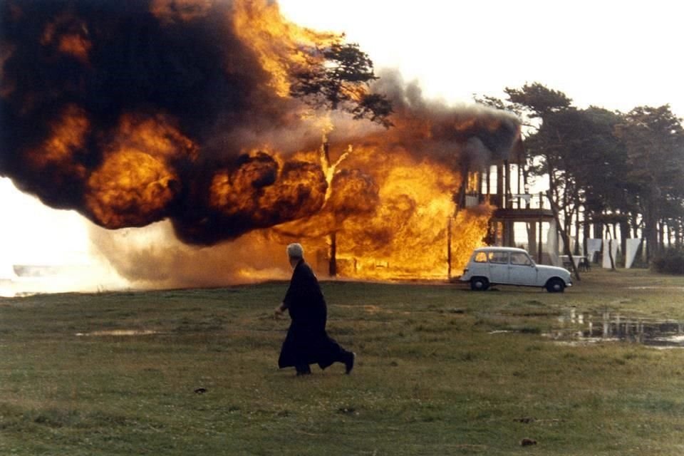 El ciclo incluye 'El sacrificio (1986)', un clásico del cineasta ruso Andrei Tarkovsky que narra la crisis existencial que enfrenta Alexander, un actor retirado, ante la inminencia de una catástrofe nuclear.