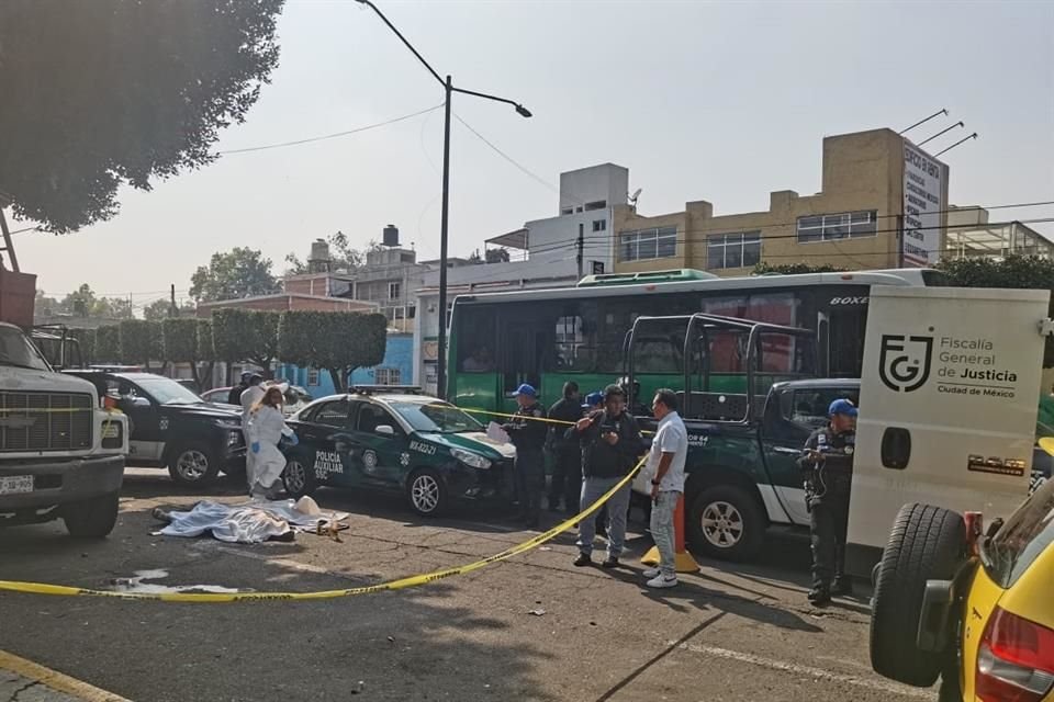 Los primeros reportes indican que resbaló y cayó en un camión estacionado cargado con tarimas.