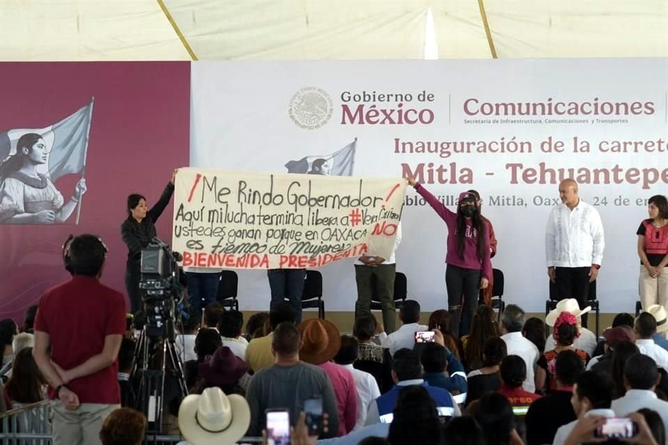 La saxofonista María Elena Ríos irrumpió al final del discurso de Sheinbaum en Oaxaca.