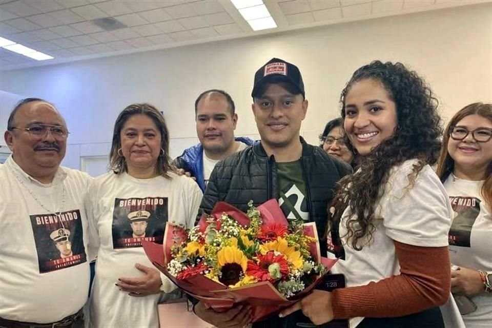 El marino Arturo Alberto Zacarías Meza, fue recibido por familiares en el aeropuerto de Veracruz, tras más de un año dos meses secuestrado por hutíes de Yemen.