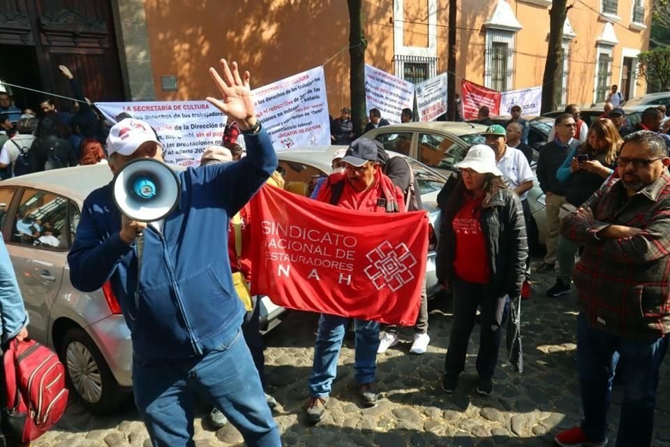 Integrantes de una docena de sindicatos del sector cultural reclamaron adeudos y rezago de prestaciones frente a la Secretaría de Cultura, durante un mitin realizado este viernes.