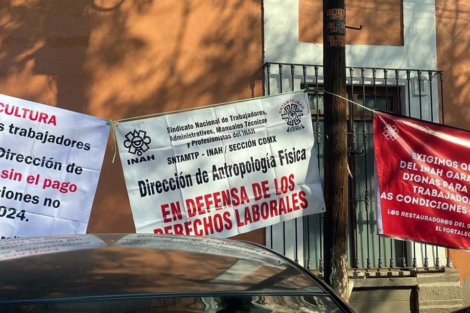 Por espacio de dos horas, los manifestantes mantuvieron cerrada la calle de Arenal, donde se ubica la sede de la Secretaría de Cultura.