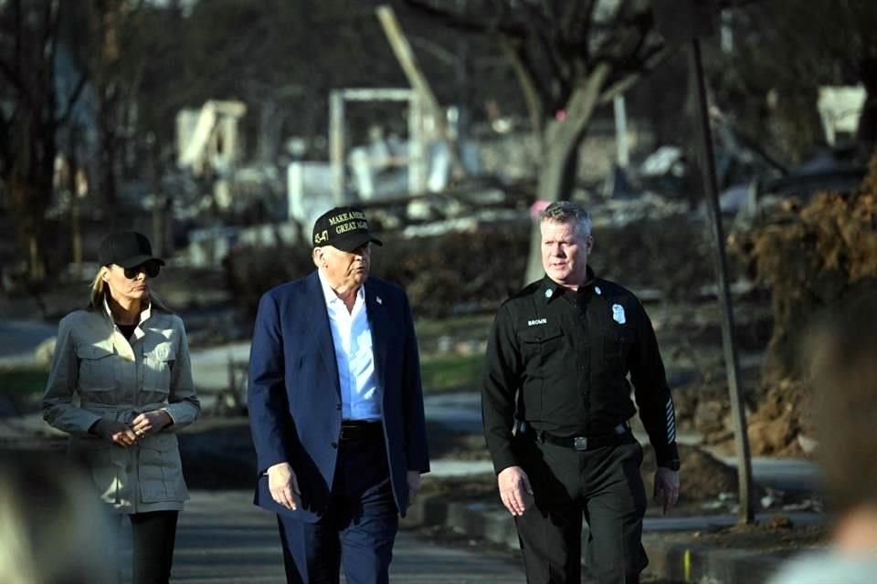 Donald Trump llegó al área de Los Ángeles donde continúan los incendios forestales; fue recibido por Gobernador de California.