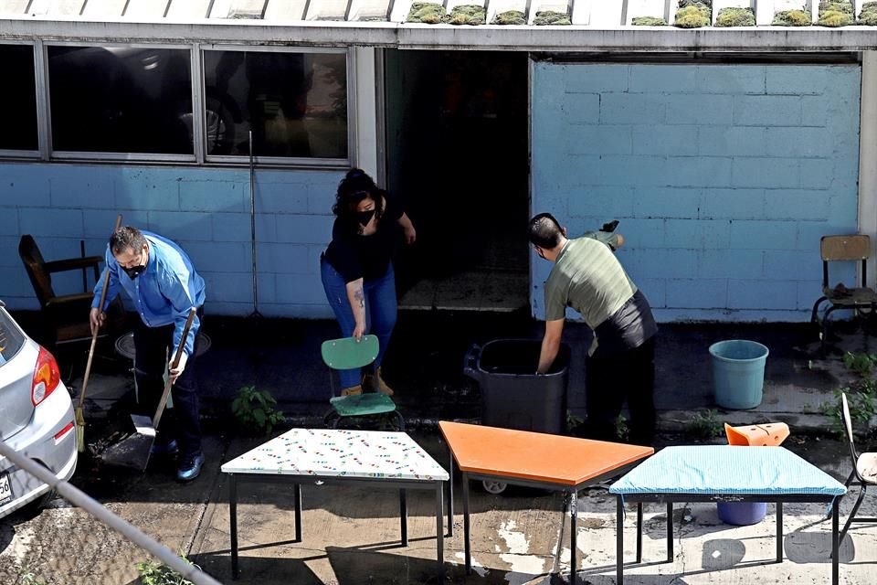 Familiares de estudiantes declinaron participar en la limpieza de escuelas para el regreso a clases previsto para el 30 de agosto.