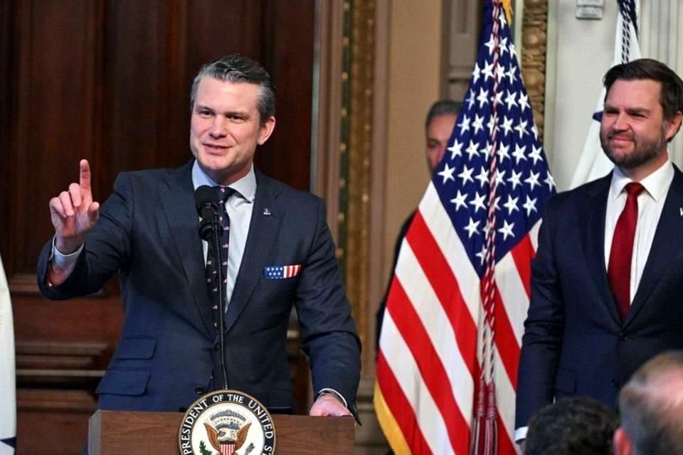 Pete Hegseth prestó juramento para convertirse en Secretario de Defensa de EU, después de una dramática votación nocturna en el Senado.