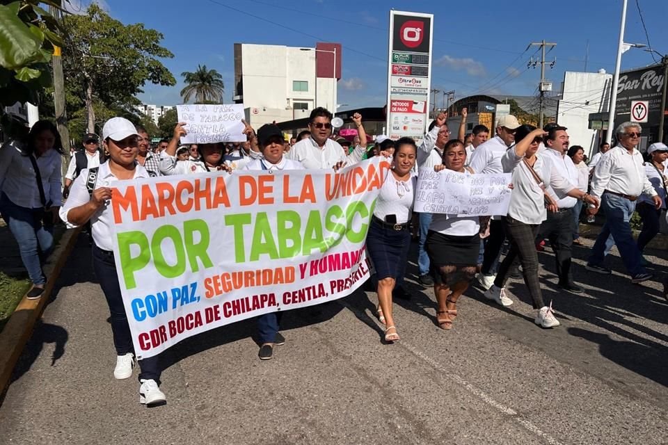 El contingente se concentró en el Parque Tomás Garrido, donde iniciaron el recorrido que pasó por la Avenida Paseo Tabasco hasta concluir en Plaza de Armas.