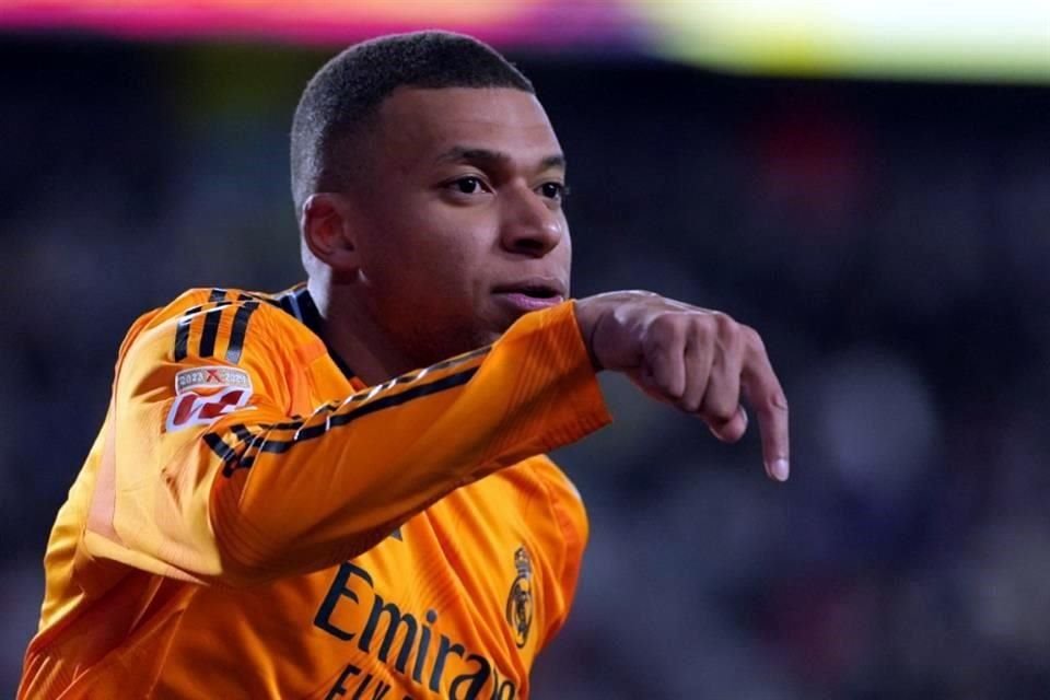 Kylian Mbappé hizo lo que quiso en Valladolid al marcar los tres goles del Real Madrid para seguir en el liderato de LaLiga.