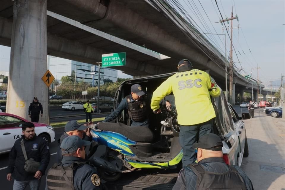 El motociclista presuntamente intentó salirse a los carriles laterales, sin embargo, una mala maniobra le hizo perder el control y estrellarse de lleno contra un poste.