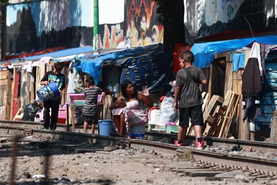 Encuesta refiere que el 49 por ciento de las personas que habitan en campamentos dijo ver a México como su destino final, ya sea por voluntad propia o por no poder continuar hacia Estados Unidos. 