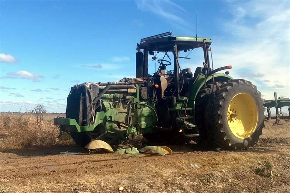 Un tractor resultó incendiado tras pisar un presunto artefacto explosivo en San Fernando, Tamaulipas, el pasado 26 de enero.