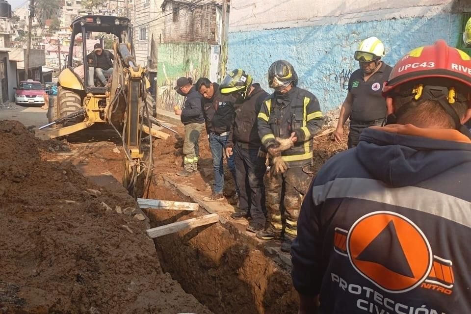 Un deslave ocurrió en la Colonia Las Cruces, Alcaldía Magdalena Contreras, en donde dos trabajadores murieron luego de caer en una zanja de 3 metros de profundidad.