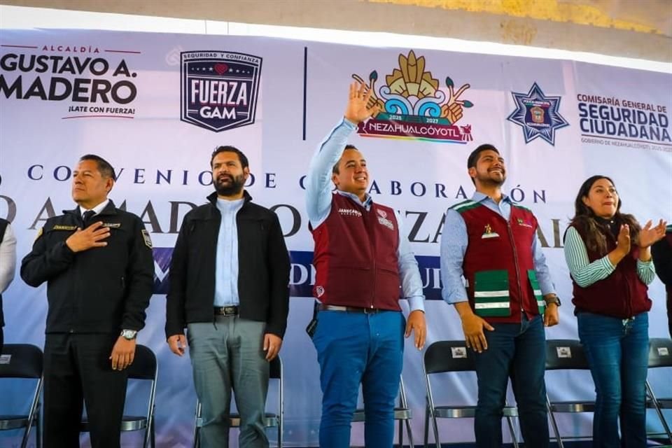 La firma del convenio se llevó a cabo en el cruce de las avenidas Tepatitlán y Valle Alto, justo en la zona limítrofe de Gustavo A. Madero y Nezahualcóyotl.