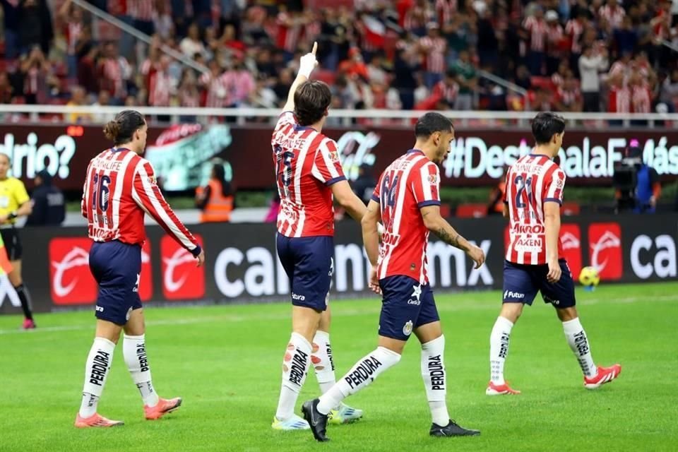 Las Chivas sorprendieron en el nacimiento del partido.