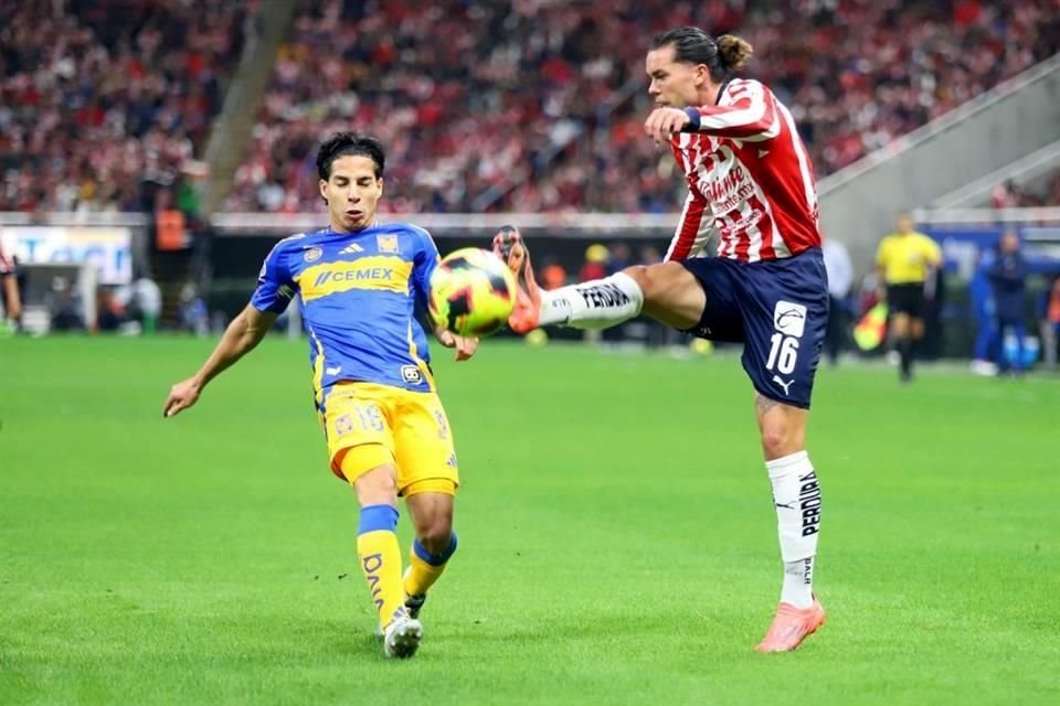 Cowell baja un balón ante la marca de Diego Lainez.