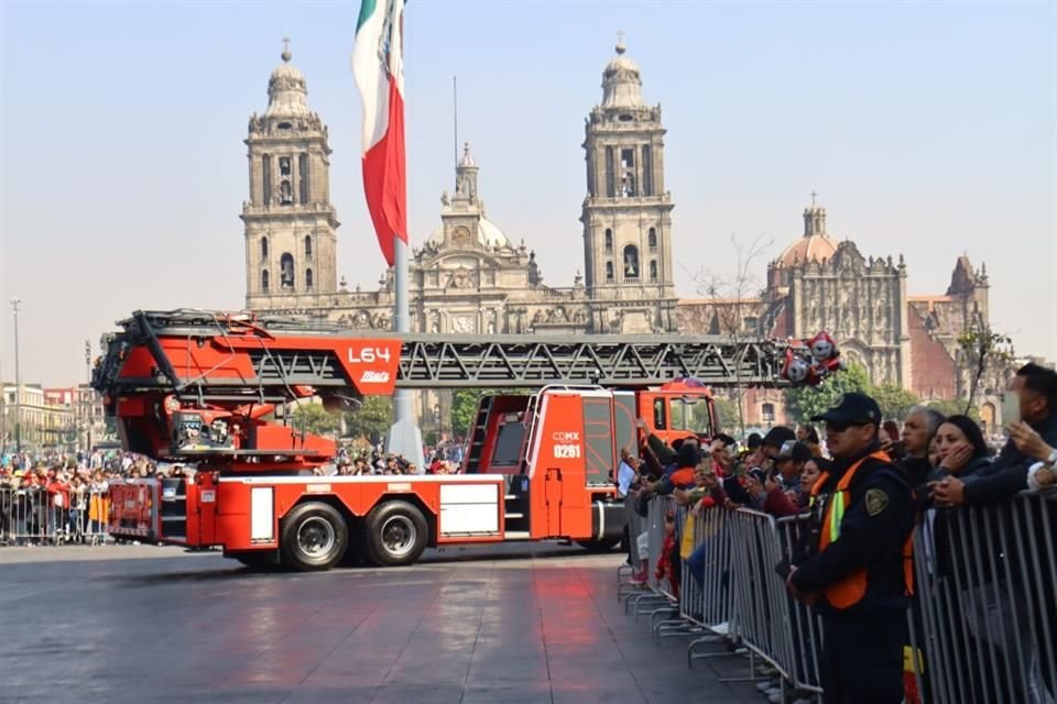 El desfile se realizó ante decenas de ciudadanos por zonas como el Centro Histórico. 