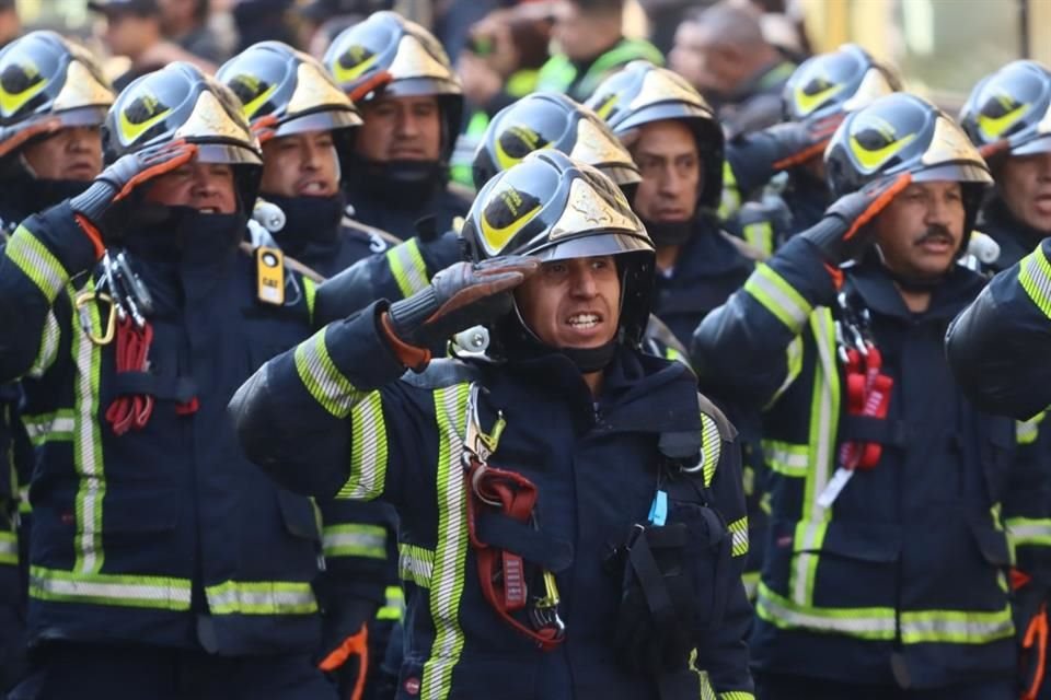 Los vulcanos portaron sus uniformes, con herramientas en mano, tal y como cuando van a combatir un incendio. 