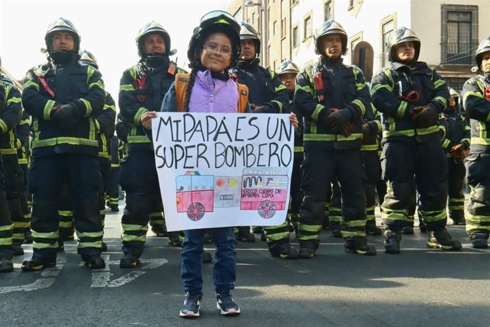 No todos los superhéroes llevan capa, algunos usan el casco de su papá. 