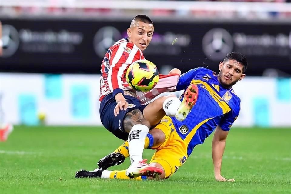 Los Tigres empataron 1-1 en su visita a las Chivas.