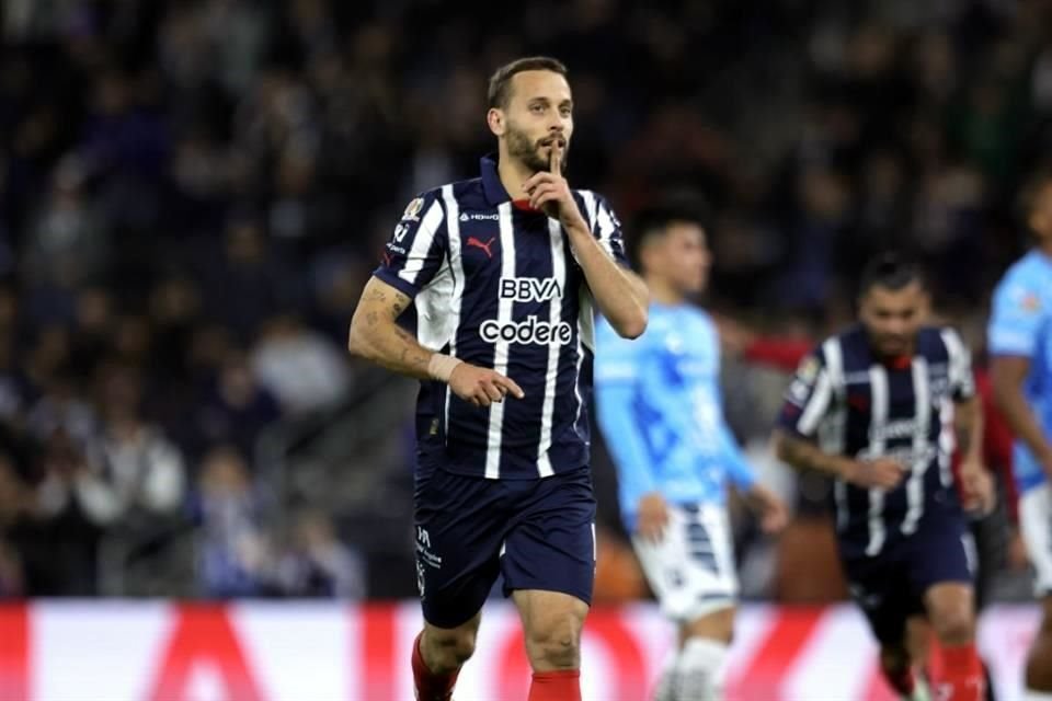 Sergio Canales abrió el marcador a favor de Rayados tras convertir un penal.