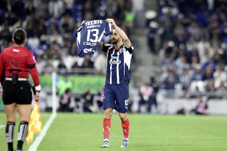 Incluso el español celebró con una playera de Carlos Salcedo, quien se lesionó la semana pasada después de haber firmado con el club.