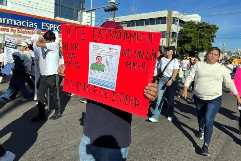 Familias de desaparecidos y asesinados marchan otra vez en la capital sinaloense en demanda de justicia.