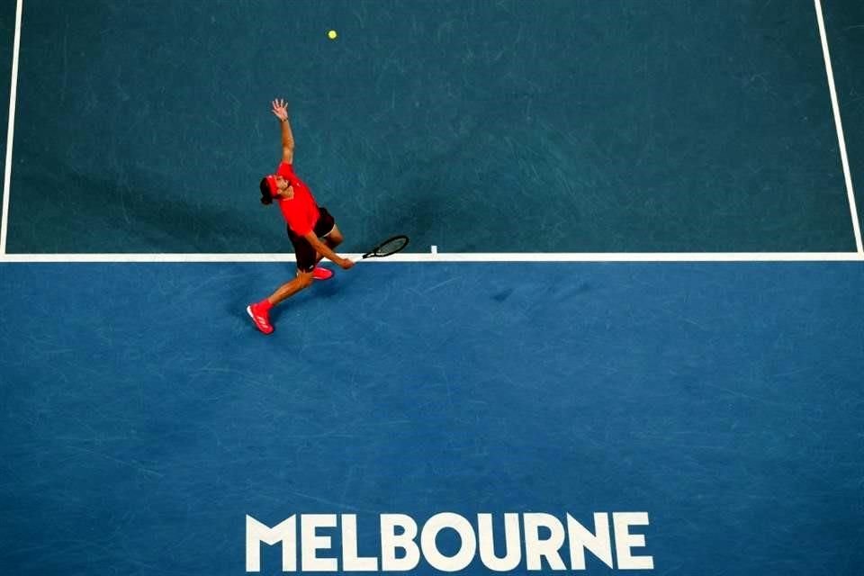 El italiano, además, contó con una dosis de fortuna cuando con 4-4 en el 'tie break', un derechazo cruzado tocó la red y cayó muerta del lado de Zverev.