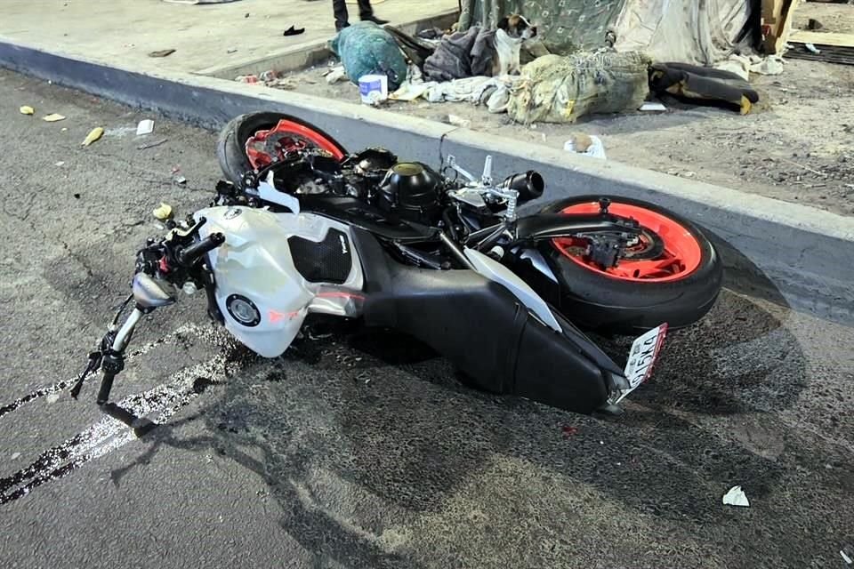 La pareja viajaba en la motocicleta que perdió el control en Calzada Ermita Iztapalapa.