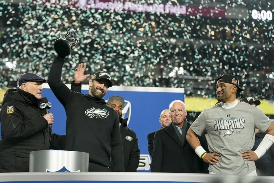 Nick Sirianni celebra con su quarterback Jalen Hurts.