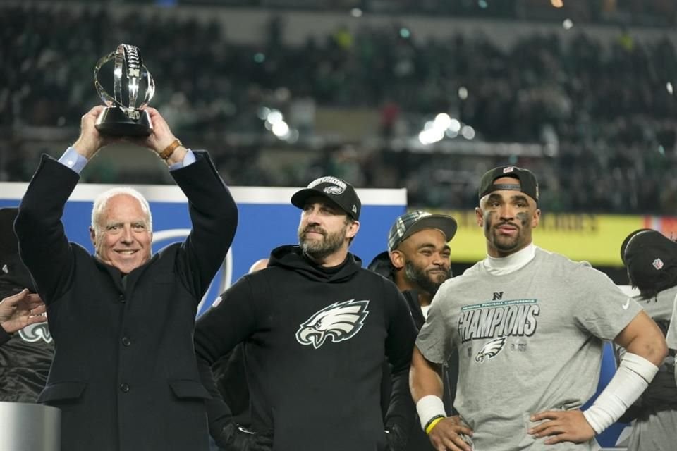 El dueño Jeffrey Lurie celebra con Nick SIrianni y Jalen Hurts.