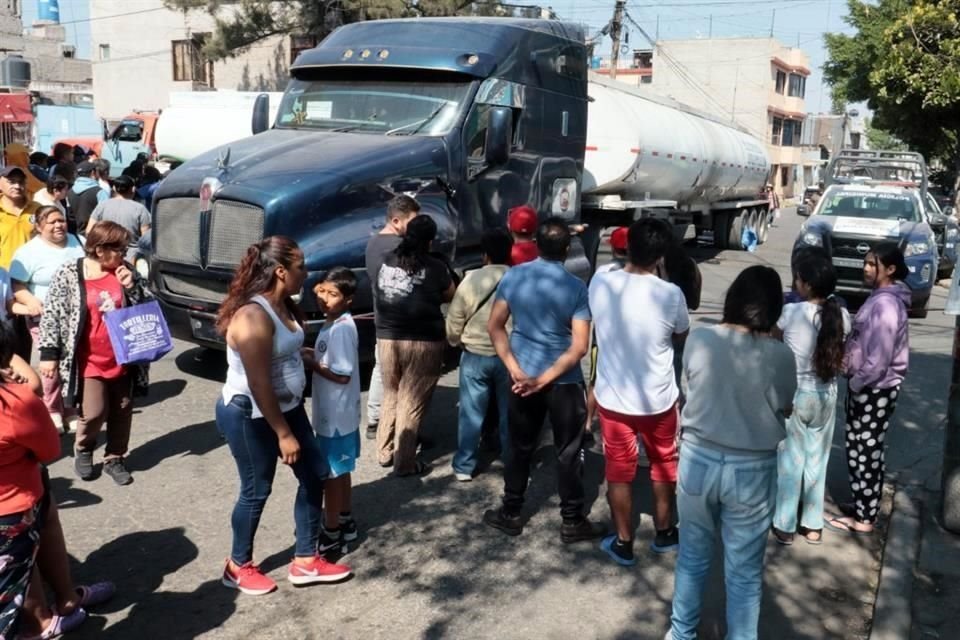 Vecinos y familiares acudieron al lugar donde quedó el cuerpo del joven.