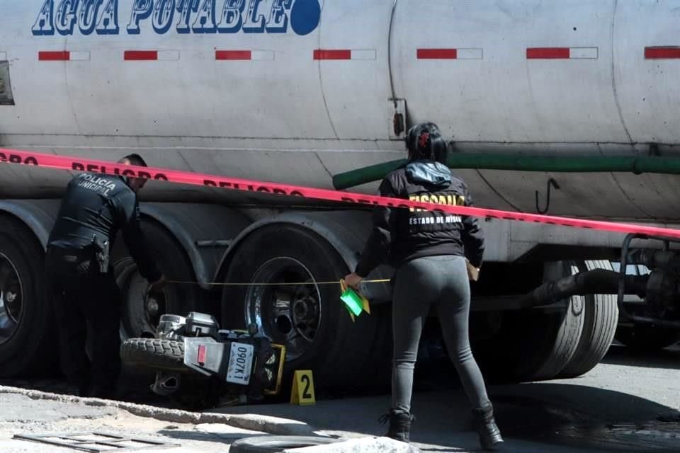 Para retirar el cuerpo del motociclista, se tuvo que trasladar el agua a otra pipa.