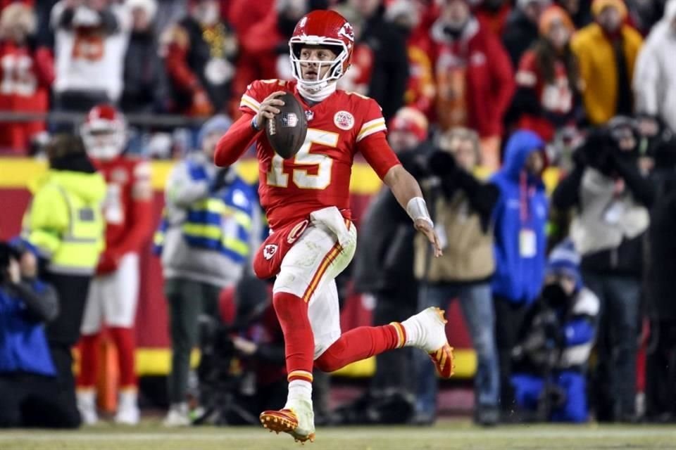 Patrick Mahomes logró dos anotaciones por tierra y también dio un pase de touchdown en el partido.