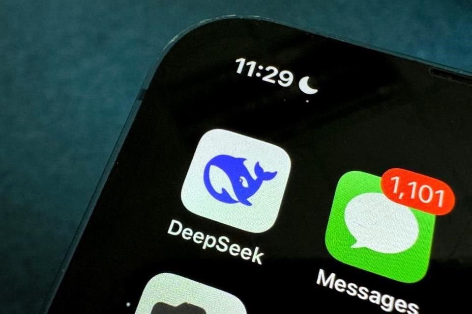 El chatbot de inteligencia artificial de la firma china DeepSeek se ha disparado a la cima de las listas de descargas de Apple Store, sorprendiendo a los expertos y analistas de la industria con su capacidad para igualar a sus competidores estadounidenses. 