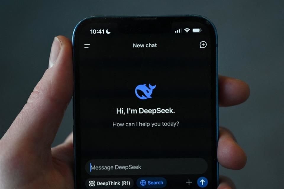 El chatbot de Inteligencia Artificial (IA) de la empresa china DeepSeek se ha disparado a lo más alto de las listas de descargas de Apple Store, asombrando a conocedores del sector y analistas.