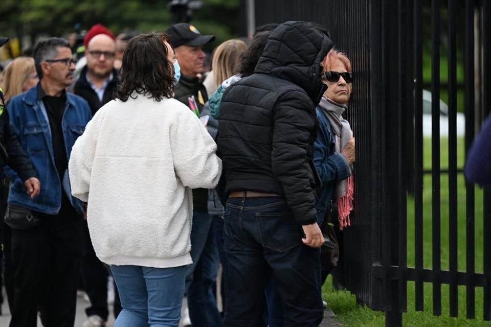 Colombianos esperan afuera de la Embajada de EU en Bogotá información sobre sus visas luego que se les informara que fueron canceladas.