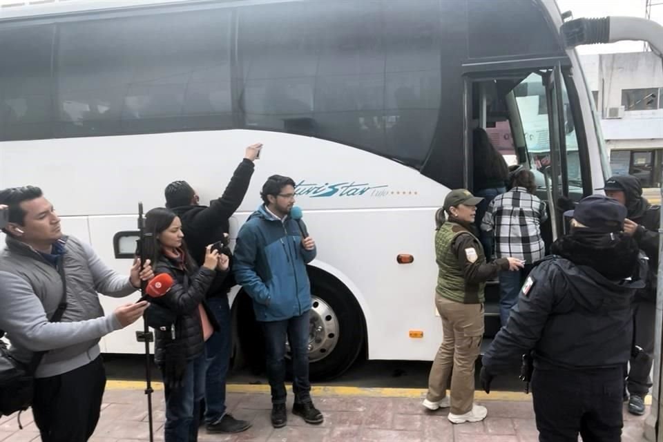 Mexicanos abordaron un autobús en Reynosa, luego de ser deportados por autoridades de Estados Unidos.