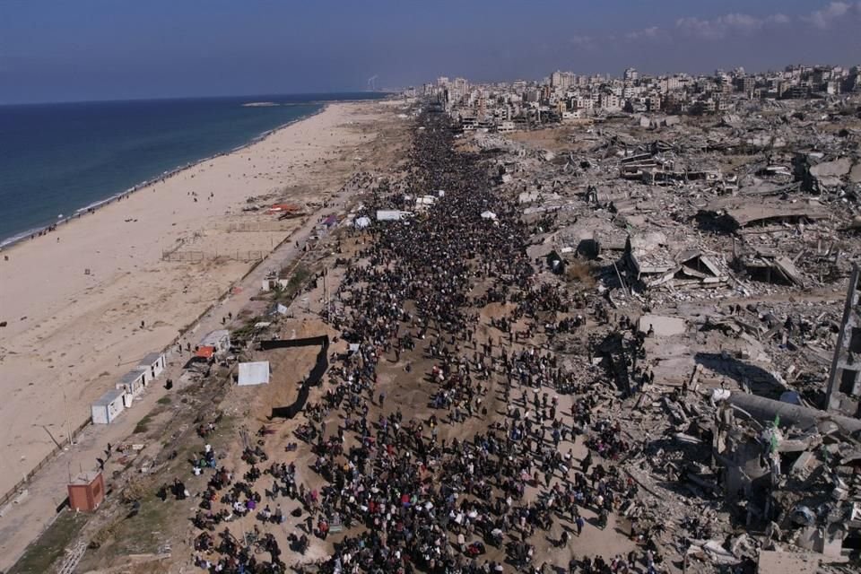 Miles de palestinos caminan por la carretera costera de Gaza hacia el norte del enclave.