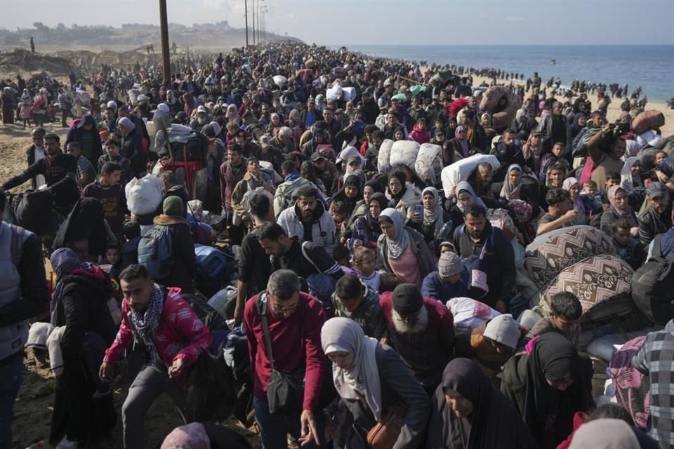 Palestinos caminan en masa de regreso a el norte.