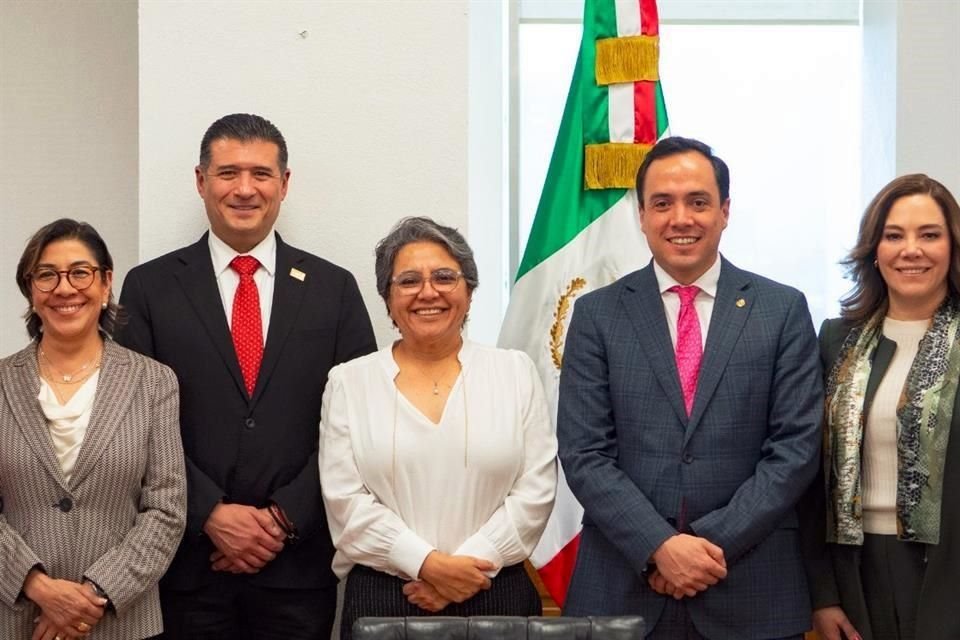 La Secretaria Buenrostro con los comisionados del INAI.