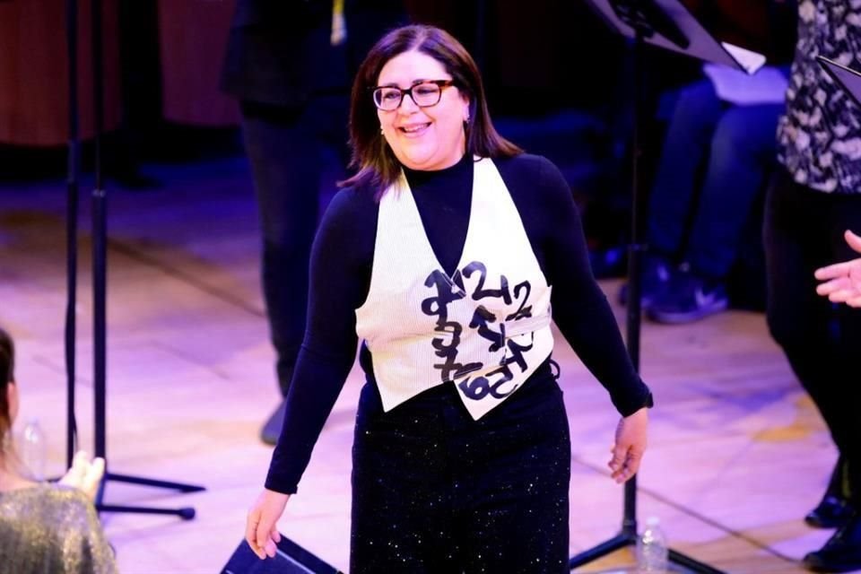 La compositora mexicana Gabriela Ortiz agradece al público en el salón Zankel del Carnegie Hall de NY durante el estreno de su obra este sábado.