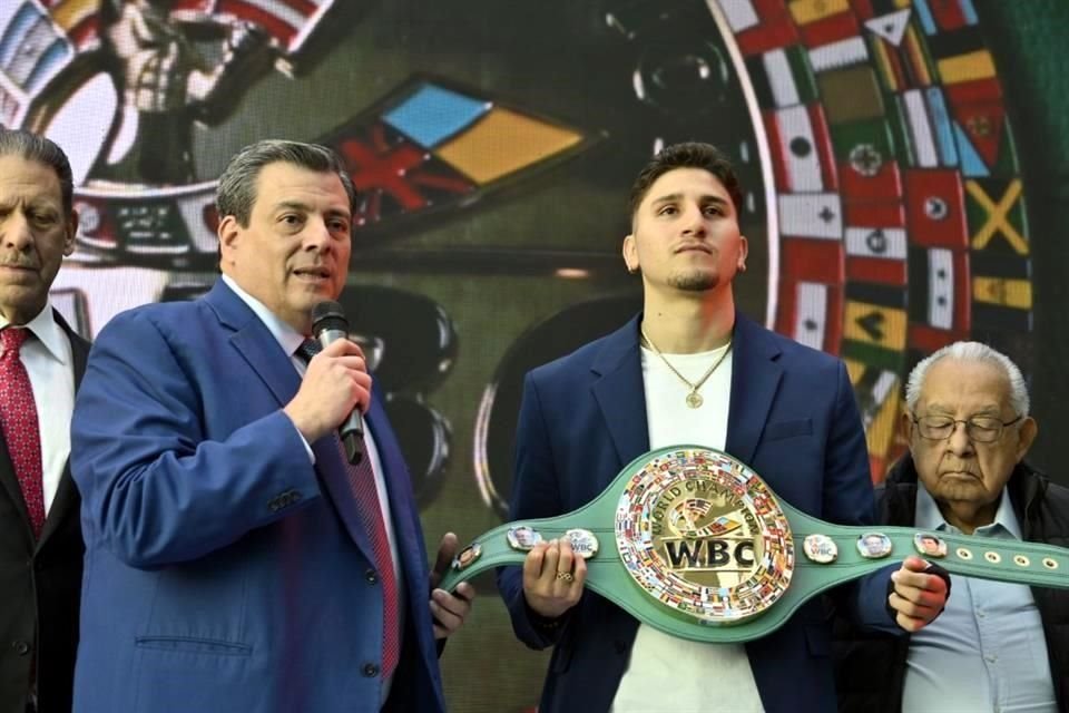 Marco Verde alista su debut profesional y presentó el nuevo cinturón de campeonato del Consejo Mundial de Boxeo junto a Mauricio Sulaimán.