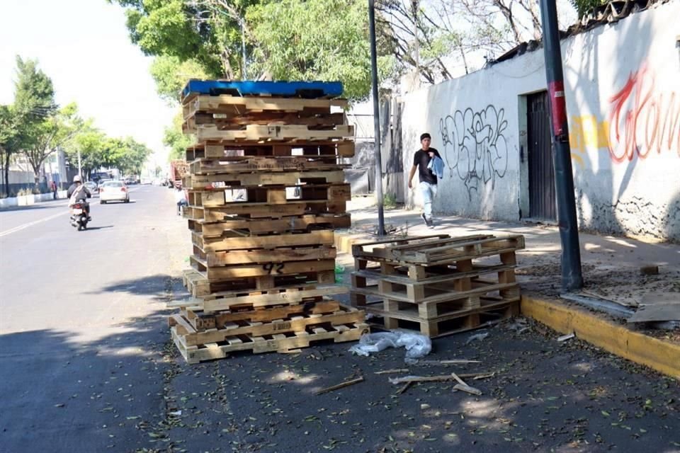 Bases de madera apiladas en la vía pública justo ayer.