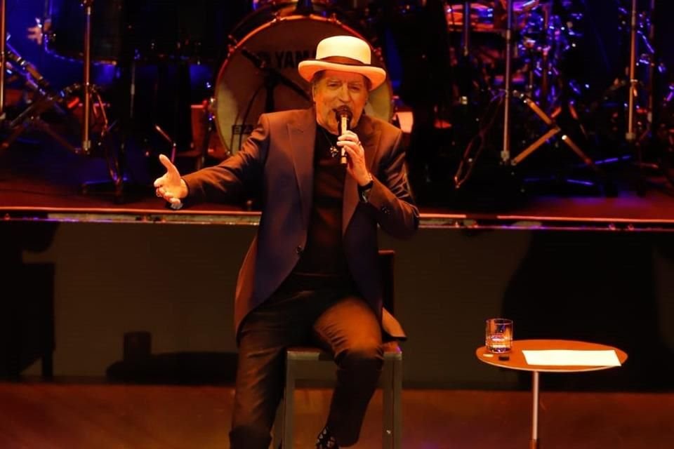 El cantautor español Joaquín Sabina agradeció el cariño de su público en la apertura de su gira 'Hola y Adiós' en el Auditorio Nacional.